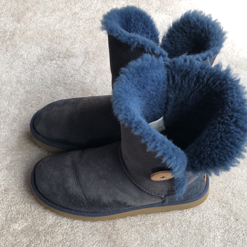 Uggs Size 8 - image 2